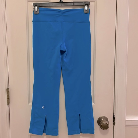 LULULEMON | Gather and Crow Capri Crop Workout Leggings in Beaming Blue - Picture 6 of 11